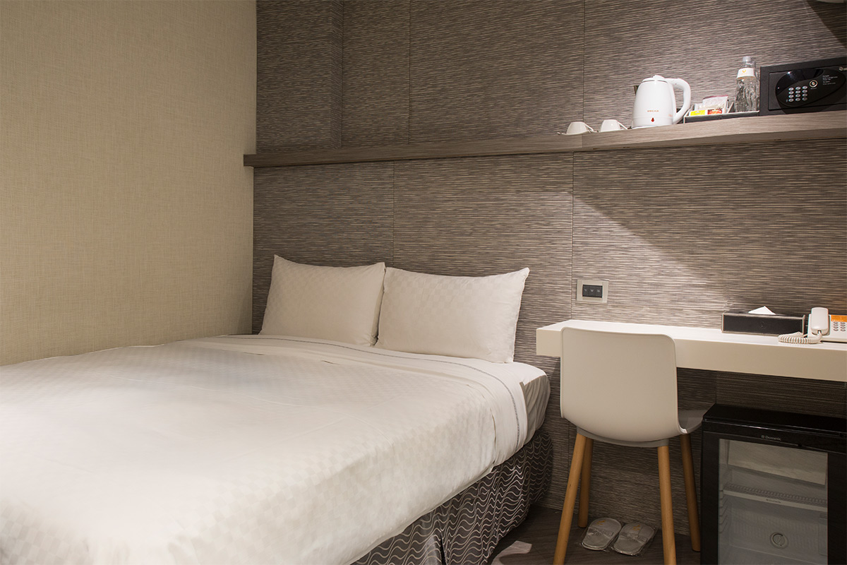 One double bed beside a desk in the Standard Room at CityInn Hotel Taipei Station Branch I
